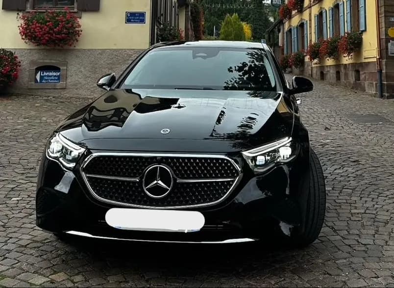Zwarte Mercedes E-Klasse, privé VTC shuttle, geplaveide straat centrum Straatsburg