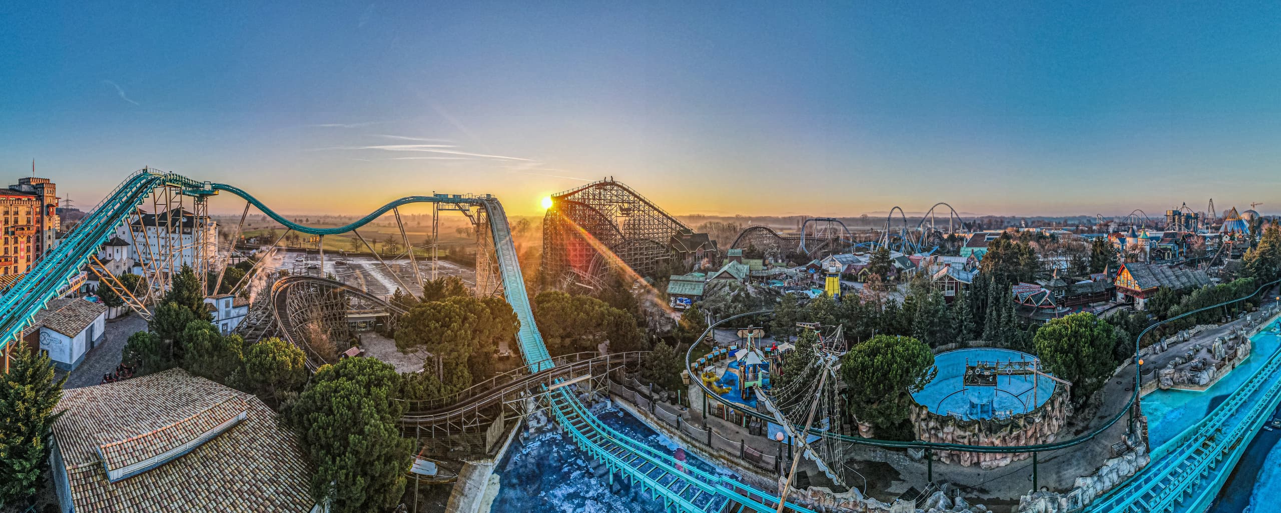 Vue panoramique du Europa-Park au coucher du soleil : Silver Star, Wodan et les coasters phares